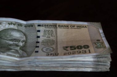 Srinagar, Jammu ve Keşmir, Hindistan - Tarih: 31 Ağustos 2018: A bohça-in Rs 500 Hint para birimi bir masada tutulması