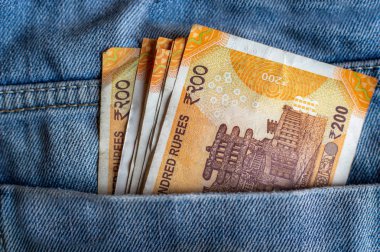 Hint para birimi Rs 200 notlar bir kot pantolon cebinde
