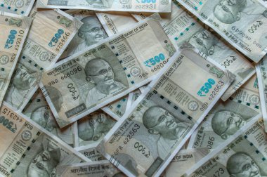 Srinagar, Jammu ve Keşmir, Hindistan - Tarih: 31 Ağustos 2018: 500rs Hint para birimi notlar bir arka plan şekillendirme