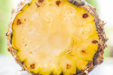 Dilim taze doğranmış ve olgun bir bütün ananas