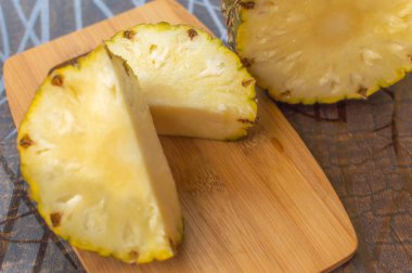 Ananas bir tahta üzerine dilimlenmiş iki adet kopya alanı bir masada tutulması