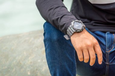 Srinagar, Jammu ve Keşmir, Hindistan: tarihi-20 Temmuz 2018: G-Shock seyretmek ve bir kot giyen bir kişi