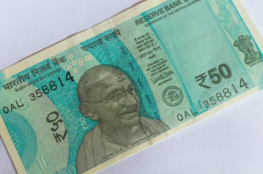 Srinagar, Jammu ve Keşmir, Hindistan - Tarih: 31 Ağustos 2018: yeni para birimi 50 Rs Not Hint çapraz olarak beyaz bir arka plan üzerine yerleştirilen