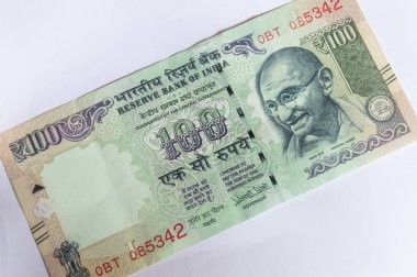 Srinagar, Jammu ve Keşmir, Hindistan - Tarih: 31 Ağustos 2018: Hint para birimi 100 Rs Not çapraz olarak beyaz bir arka plan üzerine yerleştirilen