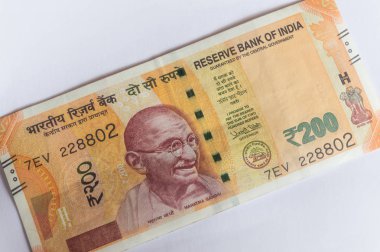 Srinagar, Jammu ve Keşmir, Hindistan - Tarih: 31 Ağustos 2018: Hint para birimi 200 Rs Not çapraz olarak beyaz bir arka plan üzerine yerleştirilen