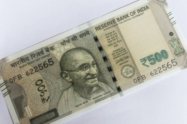 Srinagar, Jammu ve Keşmir, Hindistan - Tarih: 31 Ağustos 2018: Hint para birimi 500 Rs Not çapraz olarak beyaz bir arka plan üzerine yerleştirilen