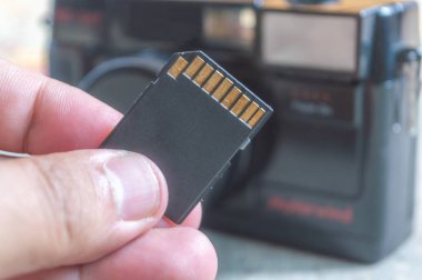 Bir dijital fotoğraf makinesi hafıza kartı takılması