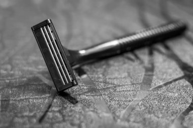 Adamın tıraş makinesi siyah beyaz dokulu bir katta devam etti