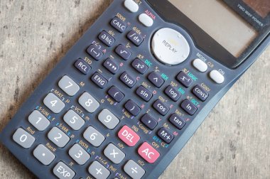 Bilimsel hesap makinesi üzerinde gri bir dokulu backgrround tutulan bir siyah üstten görünüm