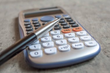 Bir kalem bir hesap makinesi matematik çözümleri stres yerleştirilir