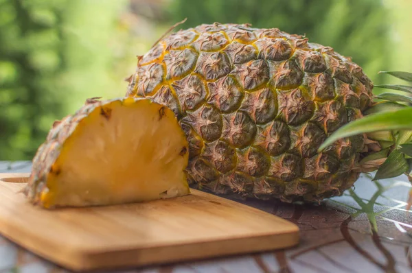 Quarto Fetta Ananas Maturo Tenuta Verticalmente Tavolo All Aperto Con — Foto Stock