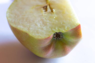 Beyaz bir arka plan üzerine dilimlenmiş elma