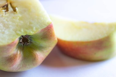 Yarım bir elma bir elma dilim sığ derinliği ile görünüm