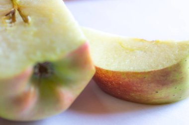 Beyaz arka plan sığ derinlik üzerinde görünümü bir elma dilim yarım bir elma