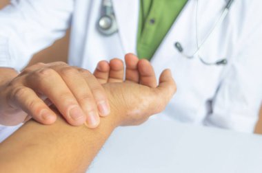 Doktor hastanın nabzını kontrol