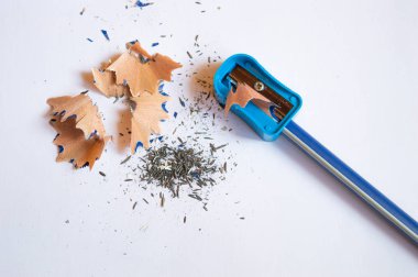 Bir kalemtıraş kalem kabukları ve beyaz arka plan kopya alanı siyah grafit kurşun atık ile ile bilenmiş bir kalem