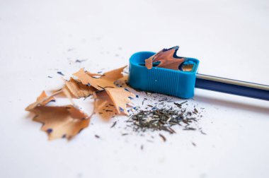 Bir kalemtıraş kalem kabukları ve beyaz arka plan kopya alanı siyah grafit kurşun atık ile ile bilenmiş bir kalem kapatmak