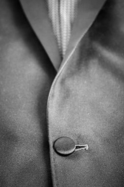 Düğme odaklı bir zarif gri blazer takım elbise