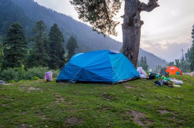 Keşmir Himalaya bölgesinde kamp için çadır kurmak