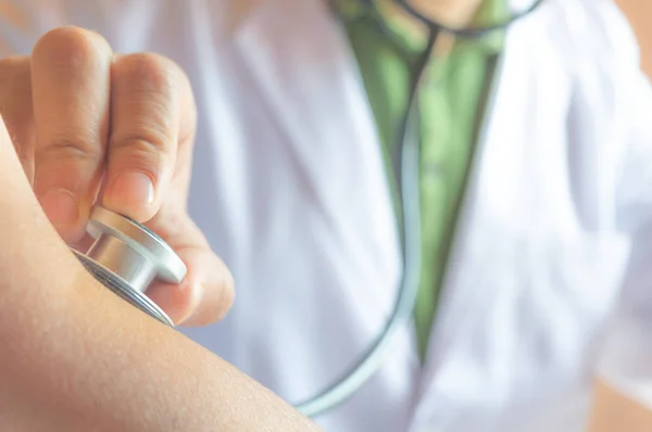 Doctor Checking Pulse Patient His Stethoscope — Stock Photo, Image