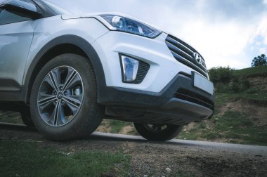 Doodhpathri, Jammu ve Keşmir, Hindistan: Tarihli - 20 Ağustos 2018: düşük bir yolda bir Suv araba açı çekim