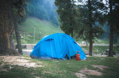 Keşmir önünde soba bir Lpg ile Himalaya bölgesinde kamp için huysuz Fotoğraf çadır kurmak