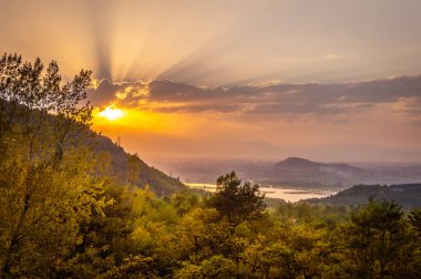 Güneş ayarına Dal göl günbatımı noktadan Zabarwan Hills görüldüğü gibi Olimpiyatlar yarın başlıyor
