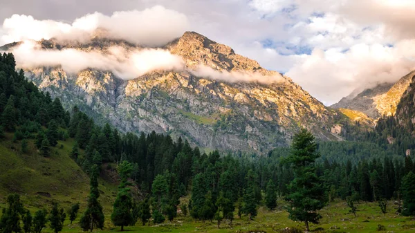 Gün batımına Pahalgam, Keşmir, Hindistan vadide Aru çevreleyen dağlarda panoramik