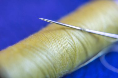 Bir iğne ve iplik roll tuttu iğne iş parçacığı geçişi