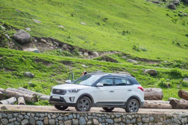 Pahalgam, Jammu ve Keşmir, Hindistan: Tarihli - 20 Ağustos 2018: A Hyundai Creta araba Pahalgam, Keşmir, Hindistan yeşillik dolu bir sağlık tatil