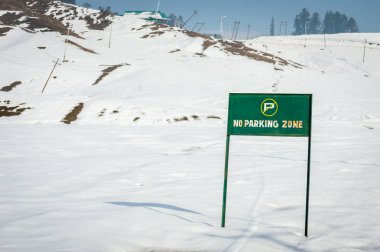 Bir kurulu kopya alanı tabela beyaz kar manzara