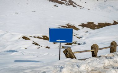 Bir mavi pano kopya alanı tabela beyaz kar manzara