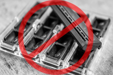 Siyah beyaz bir adamın tıraş makinesi yedek bıçak