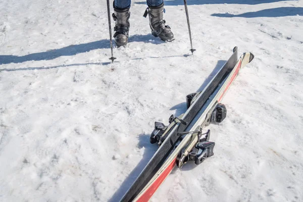 Onun kayak doğru buz gibi bir yere taşıma Kayak ayakkabıları olan bir kişi