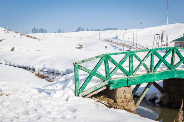 Pequeño Puente Madera Color Verde Sobre Pequeño Río Paisaje Nieve —  Fotos de Stock