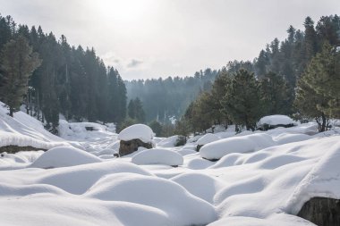 Kayalar ve kayalar bir dağ vadisi manzara karla kaplı