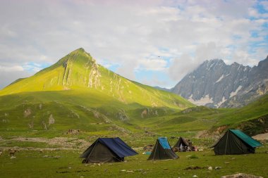 Keşmir'deki Gangabal Gölü'ne giden yürüyüş güzergahına çadırlar dikildi. Dağa vuran sabah ışığı.