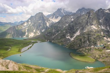 Gangabal ve Nundkol Lakes arka planda Harmukh Dağı ile. Keşmir'de Büyük Göller Trek
