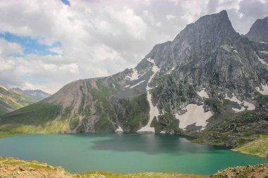Arka planda Harmukh Dağı ile Nundkol Gölü. Keşmir'de Büyük Göller Trek