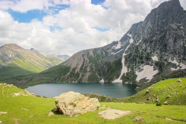 Gangabal Gölü arka planda Harmukh Dağı ile. Keşmir'de Büyük Göller Trek