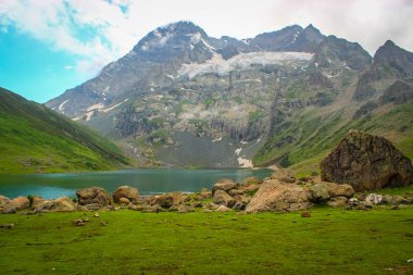 Dağın tabanından arka planda Harmukh Dağı ile Gangabal Gölü