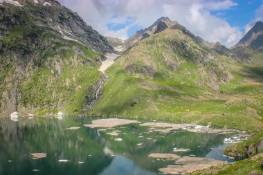 Gadsar Gölü'nün turkuaz yeşil suyu. Keşmir'de yarı donmuş Gadsar Gölü. Gadsar Gölü Keşmir'deki Great Lakes Trek'in bir parçasıdır.