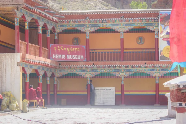 Ladakh, Índia: Datado- 8 de maio de 2019: Arquitetura budista com padrões decorativos coloridos no Hemis Museum em Ladakh, Índia — Fotografia de Stock