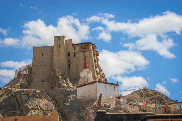 Ladakh, Jammu ve Keşmir, Hindistan: Tarih- Mayıs 3, 2019: Dağınık bulutlar ile mavi gökyüzüne karşı ön planda bir Hindu tapınağı ile Ladakh bir Budist Manastırı — Stok fotoğraf