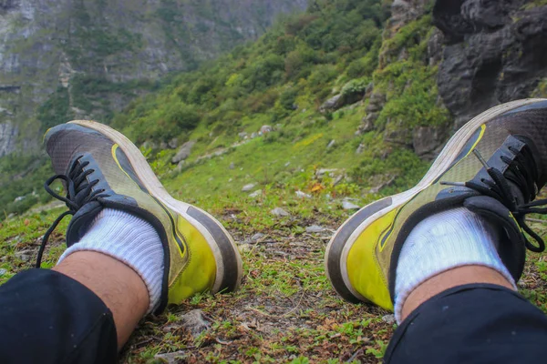 Zapatillas deportivas zapatillas de running usadas por una persona con calcetines blancos en un terreno montañoso Imágenes de stock libres de derechos