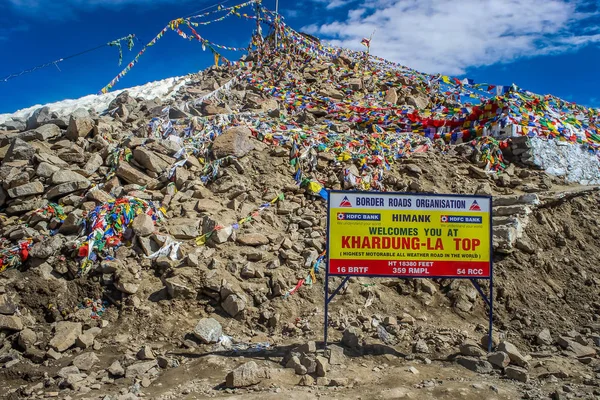라다크, 잠무, 카슈미르, 인도: 2019년 5월 3일: 잔스카르 산맥의 카르둥라 패스의 이정표 라다크 — 스톡 사진