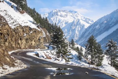 Drass'taki Himalayadağları'ndan geçen kıvrımlı bir yol. Srinagar-Leh Otoyolu. Beacon. Kardeşim. Nhai