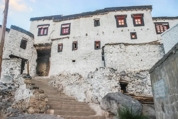 Thiksey, Ladakh, Índia- Datado: 30 Julho, 2019- Escadas que levam a Conjunto individual de edifícios no Mosteiro Thiksey em Ladakh — Fotografia de Stock