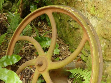 Samuel Worssam ve Co tarafından üretilen bir eski demir tekerlek