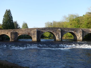 Bir Ortaçağ taş köprü nehir Exe Bickleigh Köyü, Devon, İngiltere, İngiltere'de geçiş